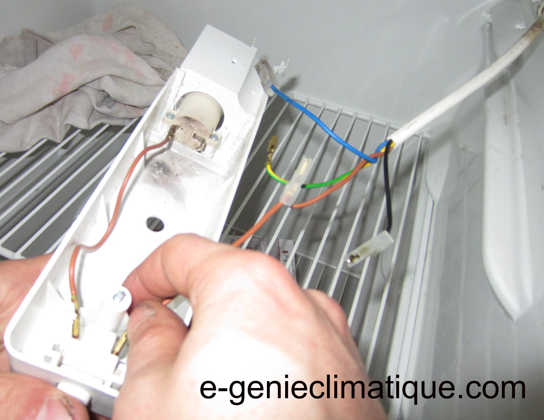 Comment remplacer le câble d'alimentation d'un réfrigérateur ? 