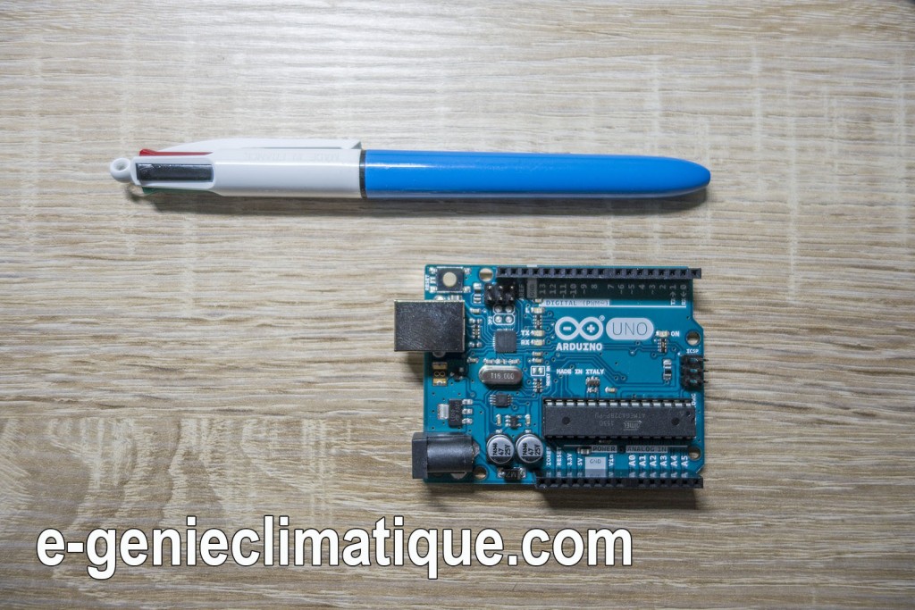 arduino_uno_comparaison_taille_avec_stylo